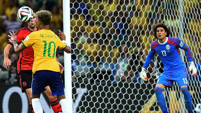 O goleiro Guillermo Ochoa se prepara para defender chute de Neymar
