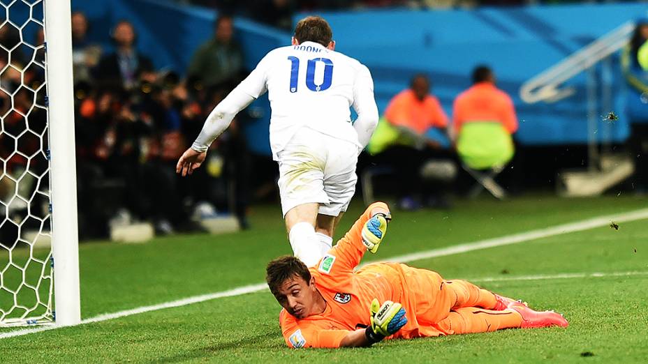 O goleiro Fernando Muslera, do Uruguai, sofre gol do inglês Rooney no jogo contra a Inglaterra