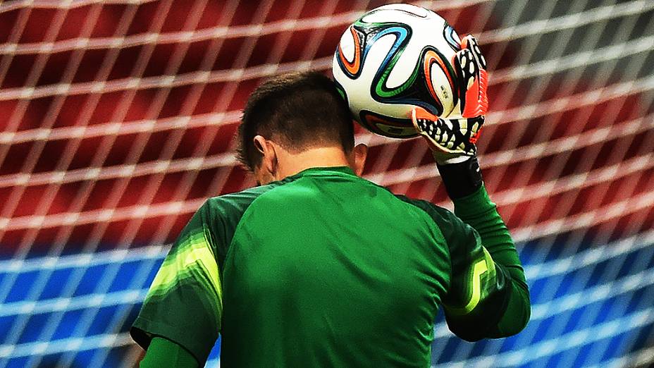 Goleiro Victor antes do antes do jogo contra Camarões