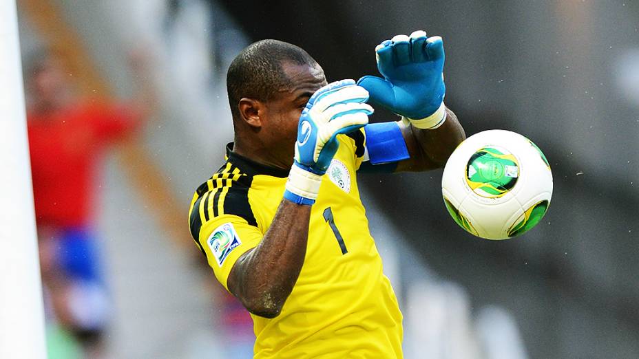 Goleiro da Nigéria durante jogo pela Copa das Confederações no Brasil