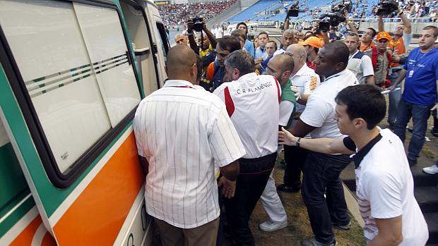 O técnico do Vasco Ricardo Gomes é atendido durante a partida entre Flamengo x Vasco, neste domingo (28), no Estádio Engenhão. O técnico foi levado ao Hospital Pasteur, no Méier e está internado no CTI