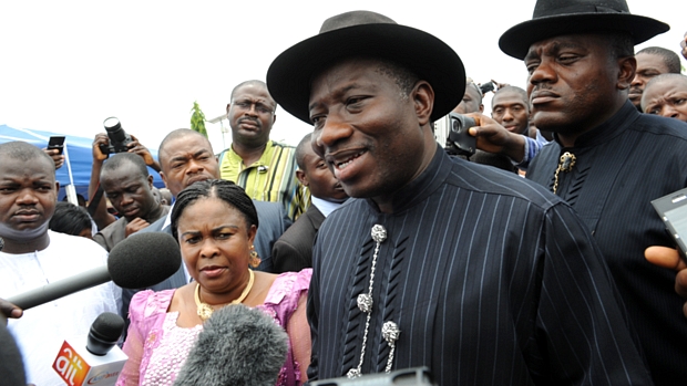O presidente Goodluck Jonathan falou com a imprensa após dar seu voto em Otuoke