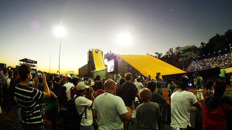 Público assiste os competidores do mega rampa dos X-Games Foz do Iguaçu, na noite desta quinta-feira (18)