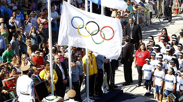 Governador Sérgio Cabral e o presidente do COB, Carlos Arthur Nuzman, apresentaram a bandeira olimpíca no Complexo do Alemão