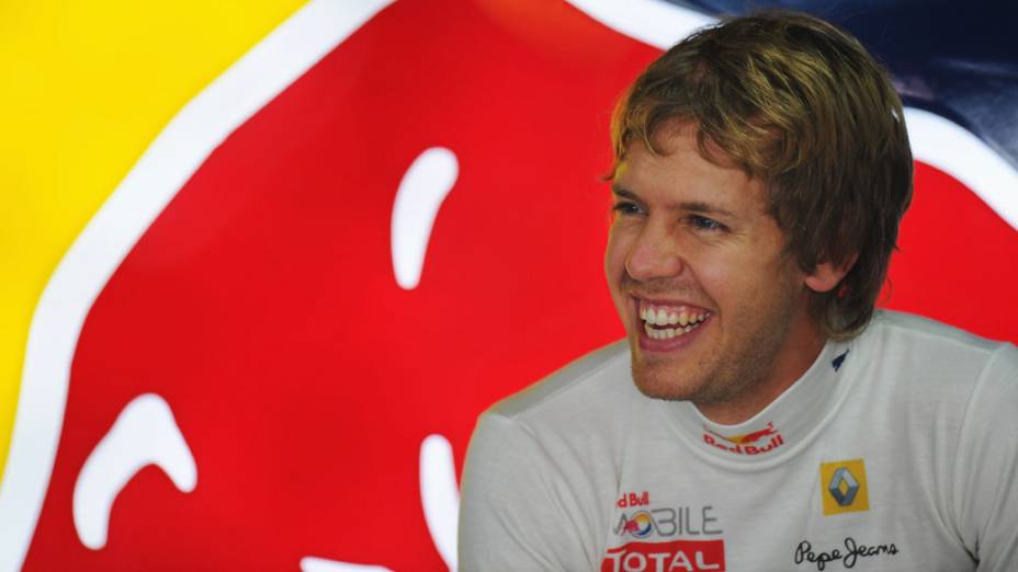 Sebastian Vettel brinca com a equipe da RBR enquanto prepara-se para o primeiro treino livre no GP Brasil de Fórmula 1, em 2010