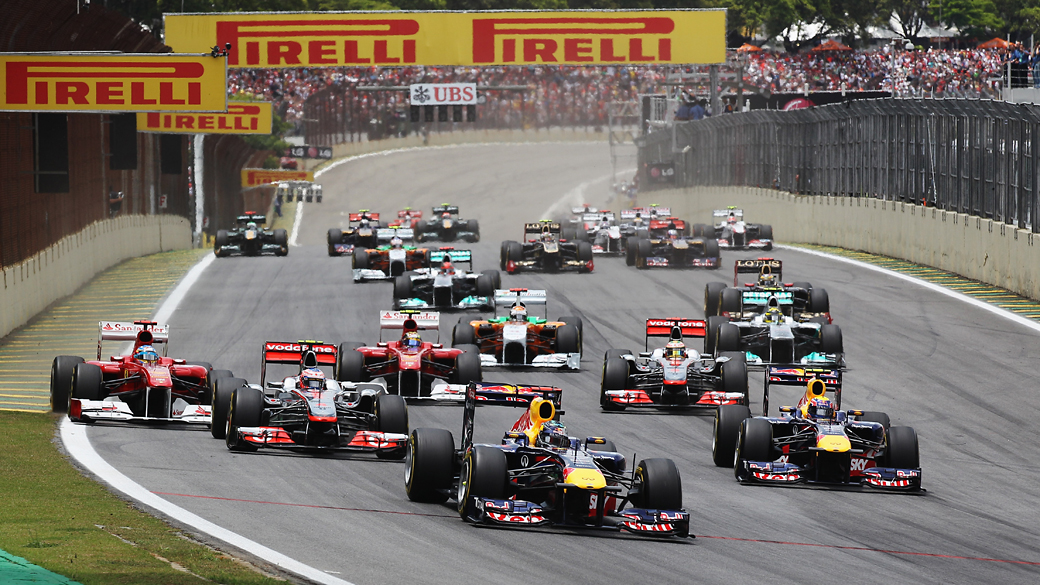 Largada do GP Brasil 2011: com pista seca, o australiano Mark Webber venceu e Sebastian Vettel foi segundo