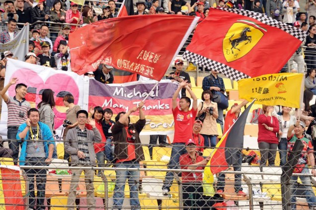 Torcida chinesa apoia a Ferrari antes do GP, em Xangai