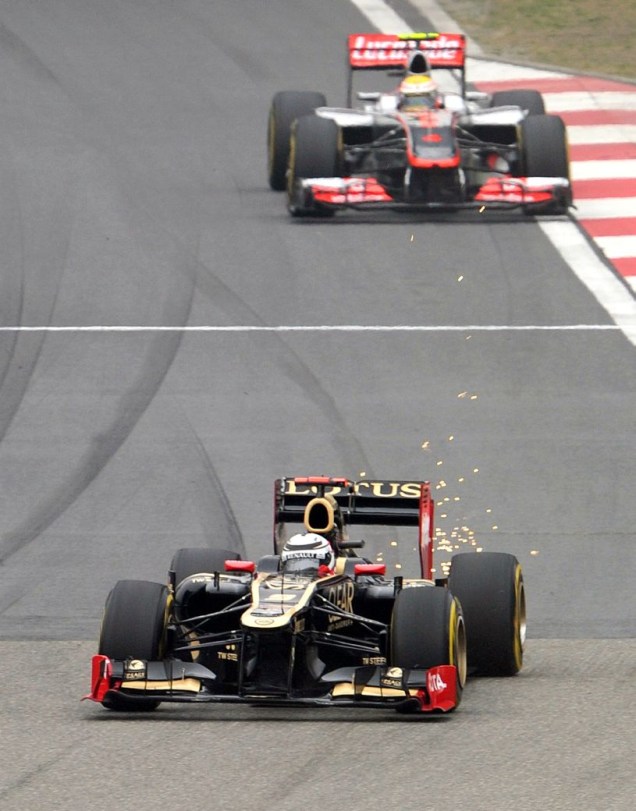 Raikkonen, da Lotus, na frente de Hamilton, da McLaren, no GP da China de Fórmula 1, em circuito de Xangai