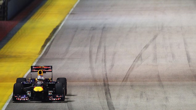 Sebastian Vettel lidera o GP de Cingapura. Com a vitória, o piloto alemão ficou a um ponto do bicampeonato