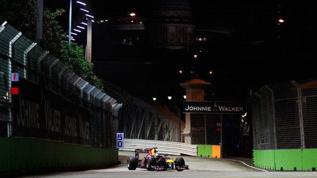 Sebastian Vettel, da Red Bull Racing, lidera o GP de Cingapura