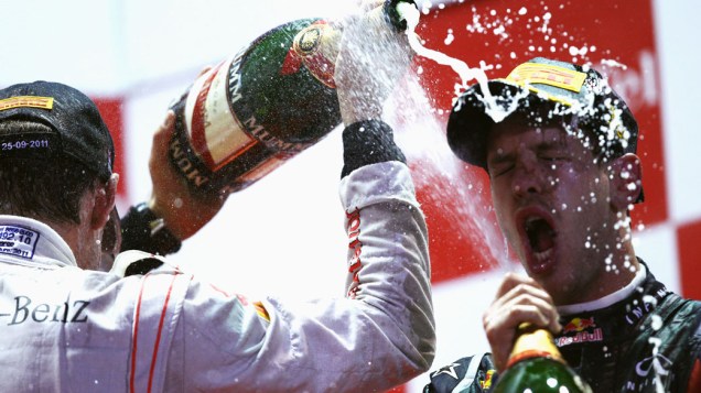 Sebastian Vettel e Jenson Button comemoram no pódio, após o GP de Cingapura