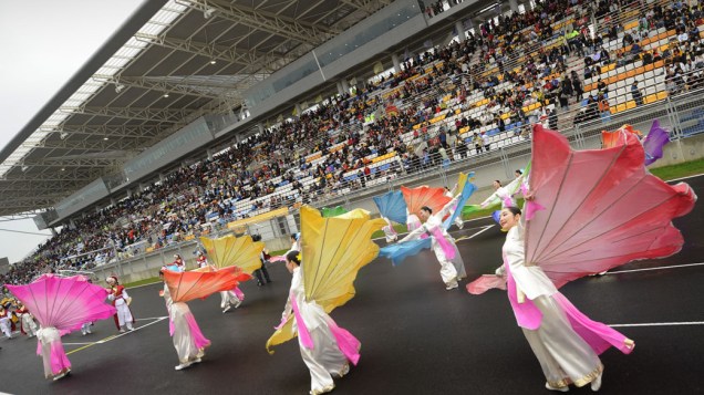 Grupo de dançarinos tradicionais sul-coreanos abrem o GP em Yeongam, na Coréia do Sul. 24/10/2010
