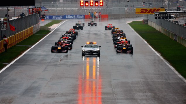 Pilotos preparam-se para a primeira largada do GP da Coréia. Devido a forte chuva os carros seguiram o safety car por diversas voltas. 24/10/2010