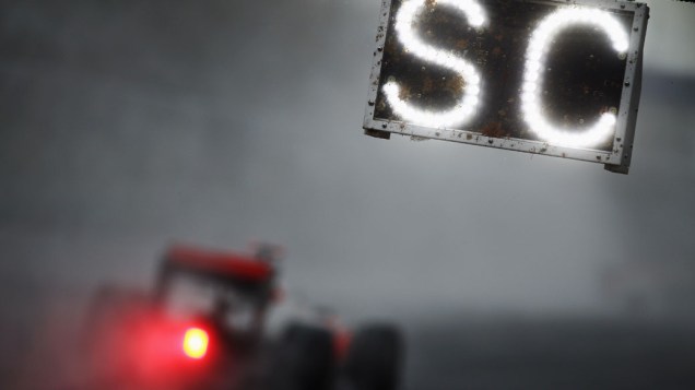 O britânico Jenson Button segue o safety car debaixo de forte chuva no GP da Coréia. 24/10/2010