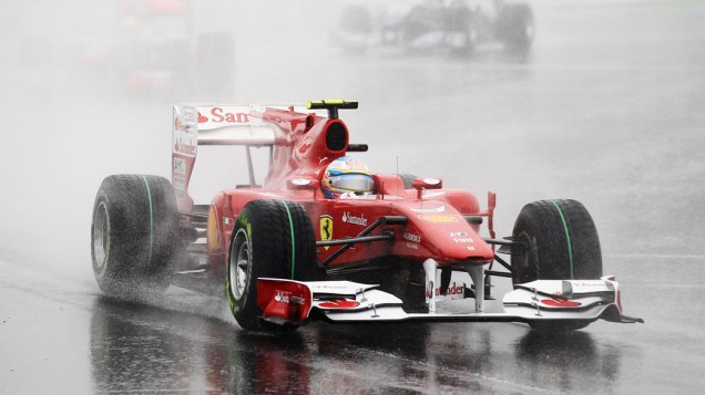 O espanhol Fernando Alonso segue na liderança debaixo de forte chuva. 24/10/2010