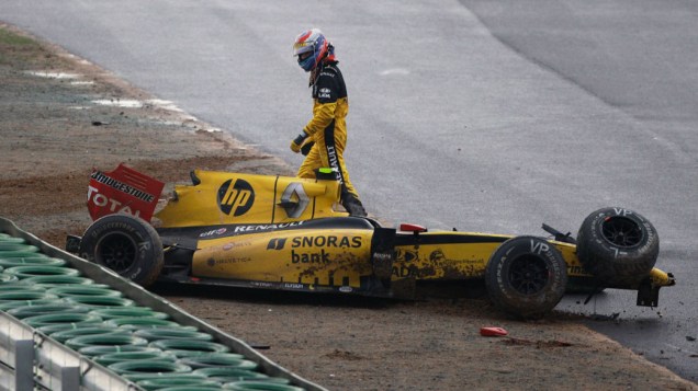 Após uma forte batida, o russo Vitaly Petrov abandona o GP da Coréia. 24/10/2010