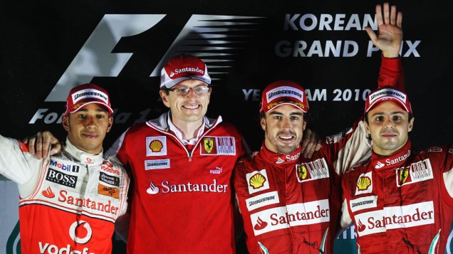 Lewis Hamilton (2º lugar), Chris Dyer (engenheiro da Ferrari), Fernando Alonso (1º lugar) e Felipe Massa (3º lugar) comemoram no pódio do GP da Coréia. 24/10/2010