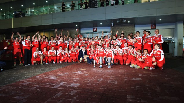 O espanhol Fernando Alonso e a equipe Ferrari comemoram a vitória no GP da Coréia. 24/10/2010