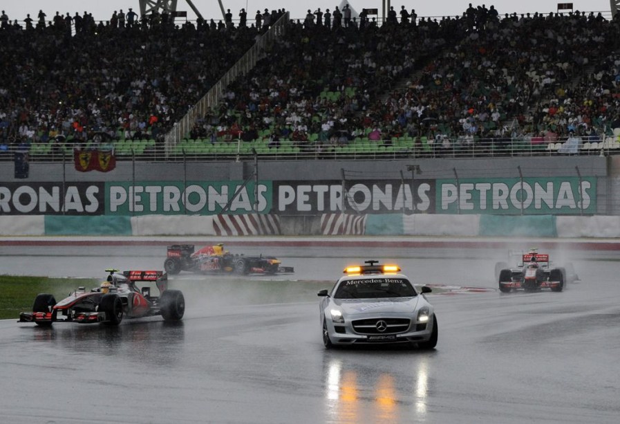 Lewis Hamilton segue atrás do Safety Car no reinício do GP da Malásia, após forte temporal