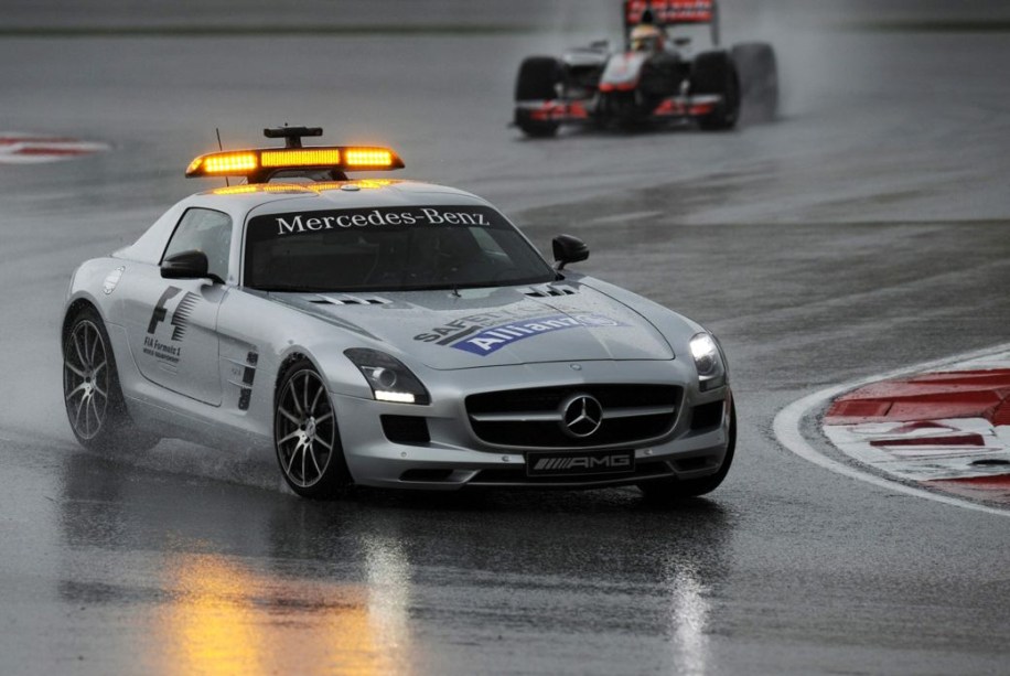 O Safety Car puxa a fila de carros no reinício do GP da Malásia, após forte chuva