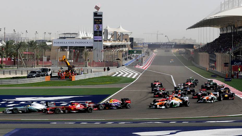 Pilotos durante largada do GP do Bahrein de Fórmula 1