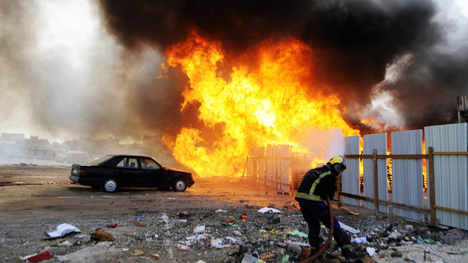 Opositores do Bahrein queimaram pneus neste domingo e enfrentaram as forças de segurança em protestos contra o regime e a realização do Grande Prêmio de Fórmula 1 no país