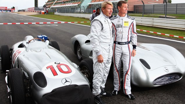 Os ex-pilotos de F1, Mika Hakkinen e David Coulthard, posam ao lado dos modelos históricos da Mercedes. A marca promoveu uma volta de apresentação dos modelos sendo pilotado pelos dois