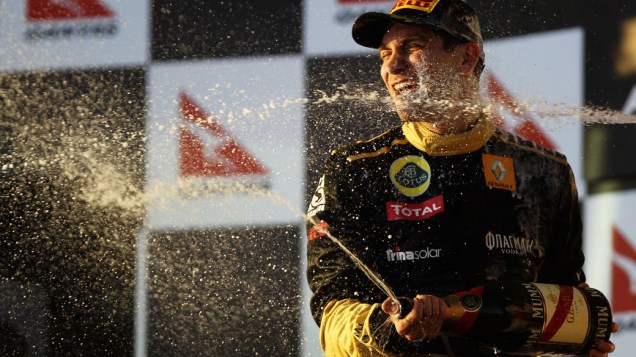 Após largar em sexto lugar, o russo Vitaly Petrov, da Renault-Lotus, comemora o terceiro lugar no GP de F1 da Austrália