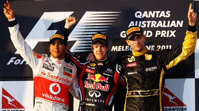 Lewis Hamilton (2º lugar), Sebastian Vettel (1º lugar) e Vitaly Petrov (3º lugar) no pódio do GP de F1 da Austrália