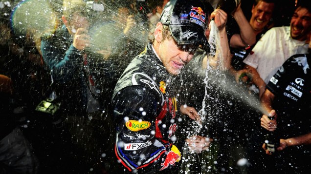 O piloto Sebastian Vettel comemora a vitória no GP de F1 da Austrália com sua equipe