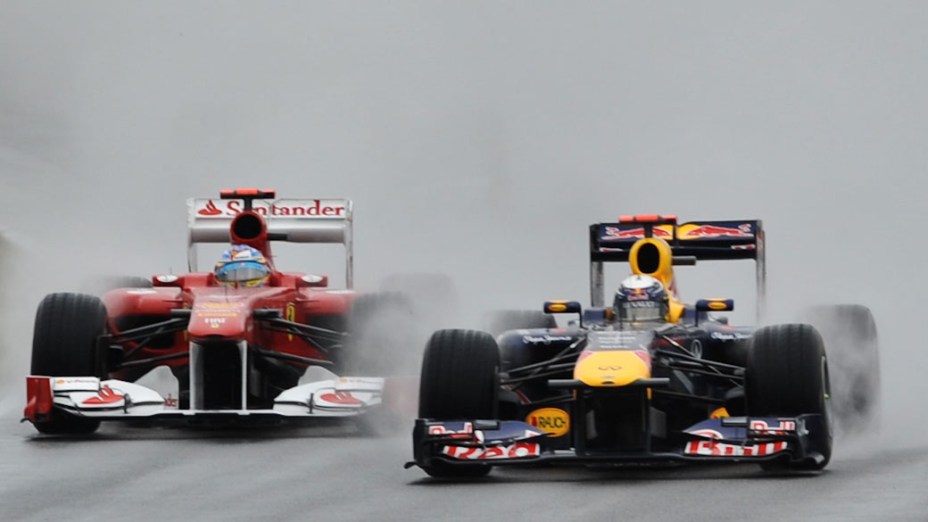 Sebastian Vettel, da Red Bull Racing, e Fernando Alonso, da Ferrari, após a primeira largada do GP de F1 do Canadá, em Montreal