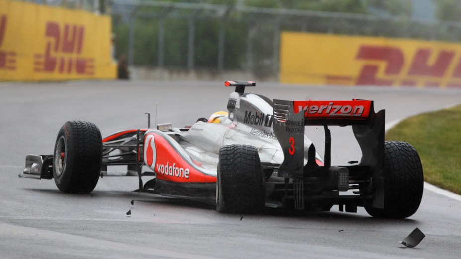 Lewis Hamilton, da McLaren, abandona o GP do Canadá após quebrar a suspensão em choque com seu companheiro de equipe, Jenson Button