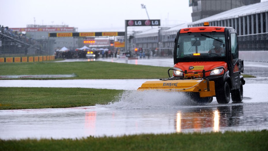 Trabalhadores retiram o excesso de água do autódromo de Montreal, durante a paralisação do GP de F1 do Canadá