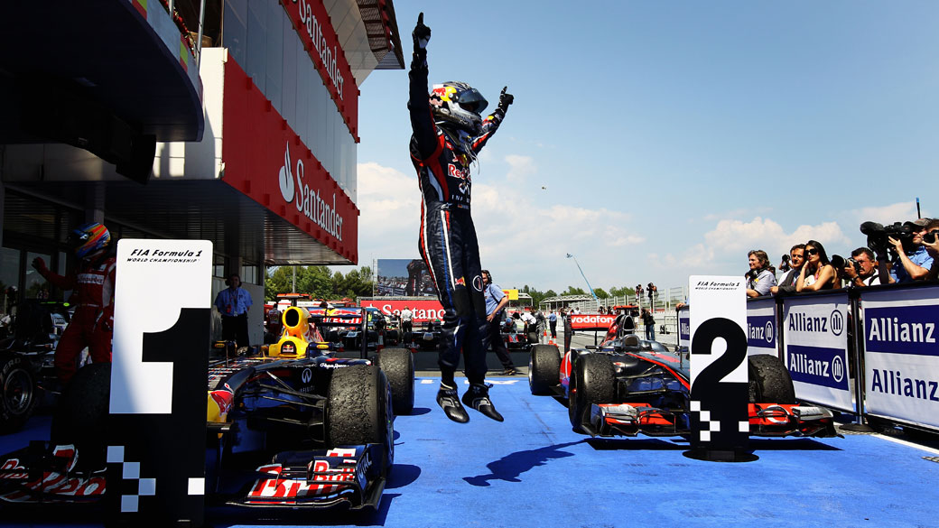 O piloto alemão Sebastian Vettel, da Red Bull Racing, comemora a vitória no GP da Espanha