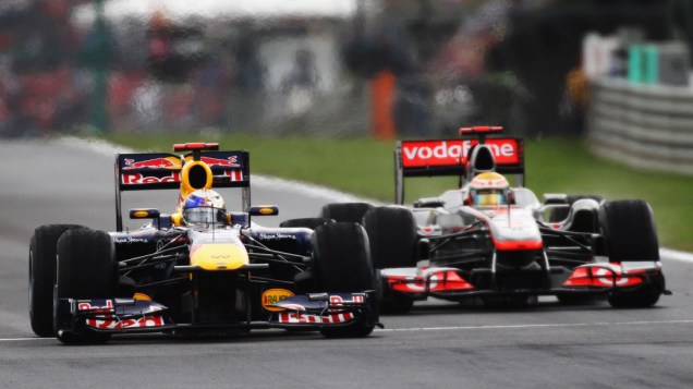 Sebastian Vettel, da RBR, e Lewis Hamilton, da McLaren, disputam o segundo lugar no GP da Hungria