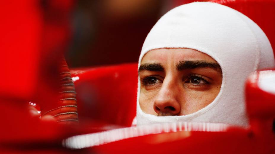 O piloto espanhol Fernando Alonso prepara-se para os treinos do GP da Malásia, em Kuala Lumpur