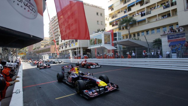 Bandeira vermelha paralisa a corrida de Monte Carlo, após a batida entre os pilotos Vitaly Petrov e Jaime Alguersuari