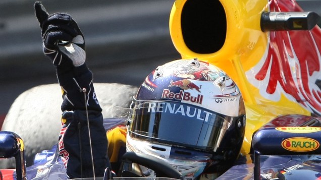 Sebastian Vettel comemora de dentro do carro mais uma vitória, após o final do GP de Mônaco