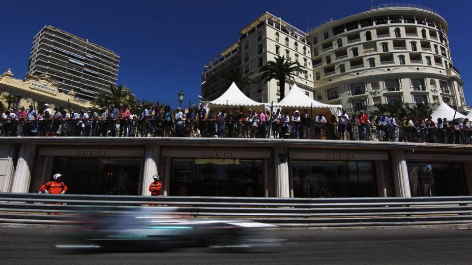 Público acompanha a passagem do piloto alemão Michael Schumacher durante a etapa de classificação do GP de Mônaco