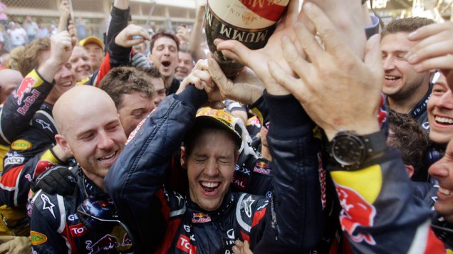 Sebastian Vettel comemora com a equipe Red Bull Racing após vencer o GP de Mônaco