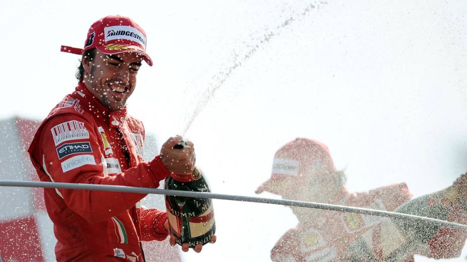 Primeiro lugar no GP de Monza, Fernando Alonso (esquerda) comemora com o companheiro Felipe Massa, terceiro lugar na prova.<br>
