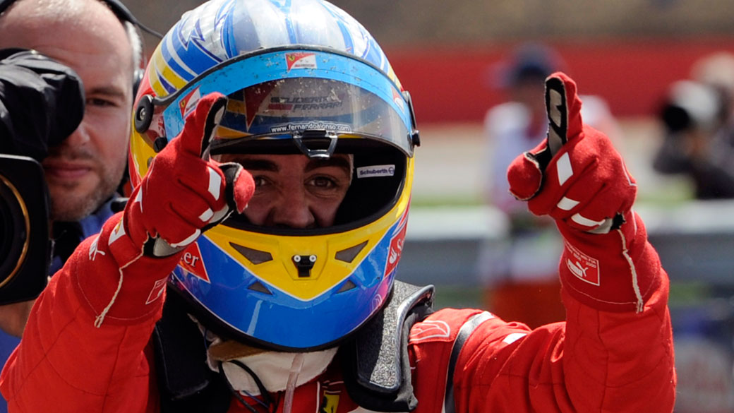 O espanhol Fernando Alonso comemora sua primeira vitória na temporada 2011, no GP do Reino Unido