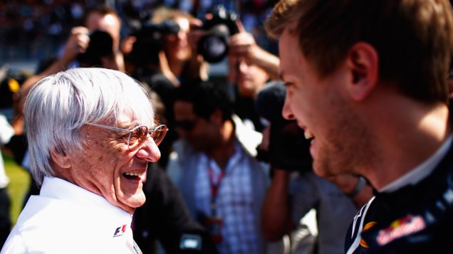 O chefe da Fórmula 1, Bernie Ecclestone, conversa com o piloto alemão, Sebastian Vettel, antes do início do GP da Turquia