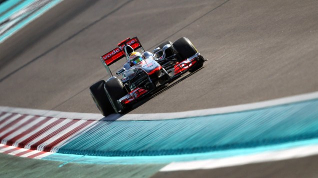 Lewis Hamilton, da McLaren, quebra recorde da pista, durante o treino livre do GP de Abu Dhabi