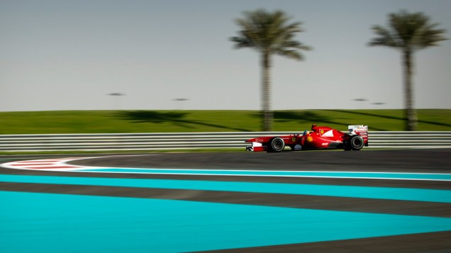 O espanhol Fernando Alonso, da Ferrari, passa por um dos belos trechos do circuito de Yas Marina, durante o GP de Abu Dhabi