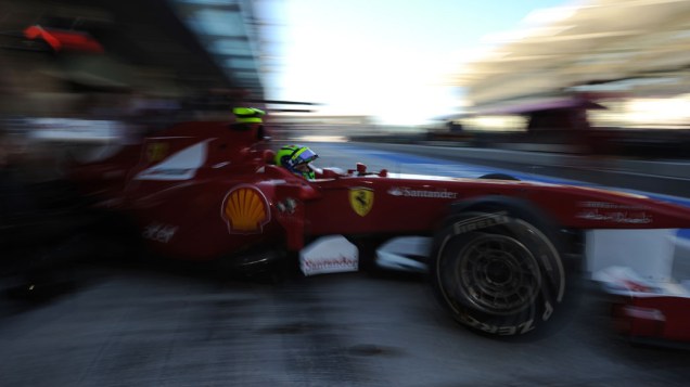 Felipe Massa, da Ferrari, deixa os boxes para o treino classificatório do GP de Abu Dhabi