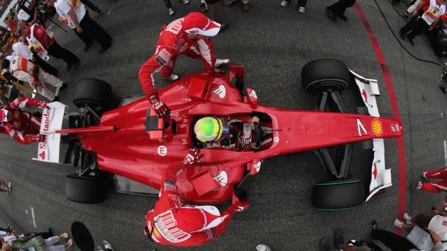 Equipe Ferrari prepara o carro do piloto Felipe Massa antes do início do GP da Alemanha