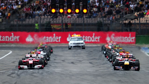 Carros aguardam na pista o início do GP da Alemanha, no circuito de Hockenheim