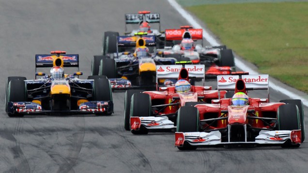 A Ferrari do brasileiro Felipe Massa, seguido pelo seu companheiro de equipe, Fernando Alonso, e o alemão Sebastian Vettel, da Red Bull