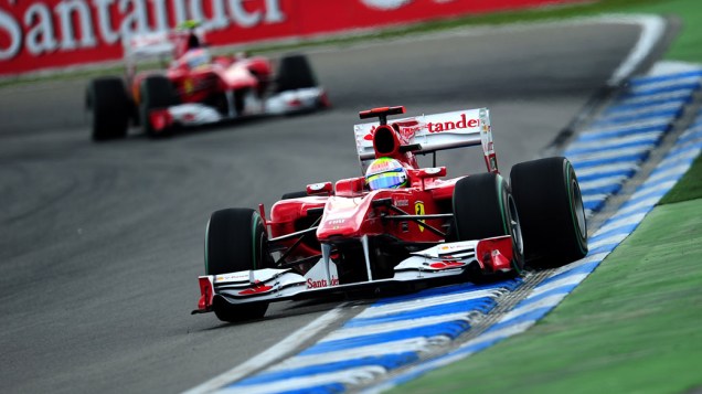 Felipe Massa na primeira posição, instantes antes de ser ultrapassado pelo companheiro de equipe Fernando Alonso